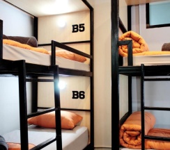 Кровать в общем номере в Picnic Hotel Bangkok