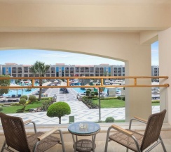 Двухместный номер Deluxe с видом на бассейн двуспальная кровать в Pickalbatros White Beach Resort - Hurghada