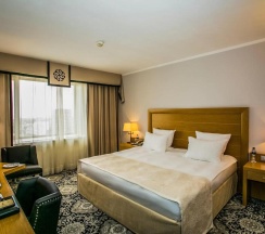 Двухместный номер Deluxe с видом на горы двуспальная кровать в Hotel Marinela Sofia