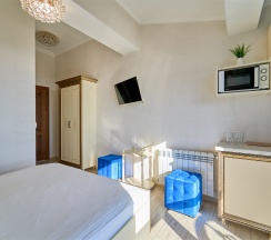 Студия Панорамная с балконом, мини кухней и видом на город и зелёную зону в Амбассадор