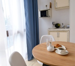 Студия Панорамная с балконом, мини кухней и видом на город и зелёную зону в Амбассадор