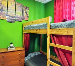 Кровать в общем 6-местном номере для мужчин в В Питере жить