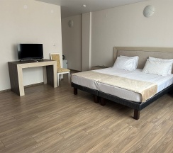 Семейный номер на троих-четверых гостей без балкона и видом во двор (корпус Б) в Оптимист