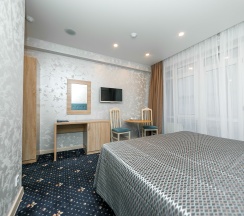 Стандартный номер с двуспальной и 2 односпальными кроватями в Бригантина