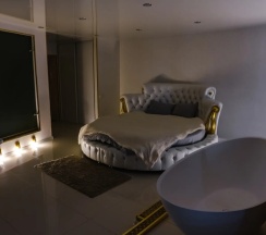 Апартаменты с балконом и с красивым видом из окна в BedAndRest