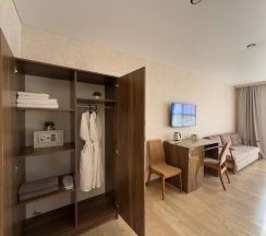 Четырёхместный Сьют c 1 комнатой с балконом и с видом на море в Aimara