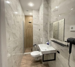 Четырёхместные апартаменты Premium с 3 комнатами с балконом и с видом на горы в Валентина