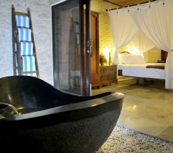 Семейное бунгало с балконом в Hidden Paradise Cottages