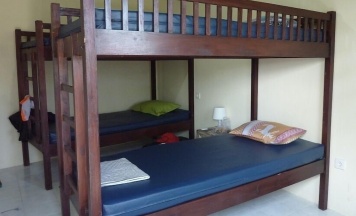 Кровать в общем номере в Surfers Dorm House