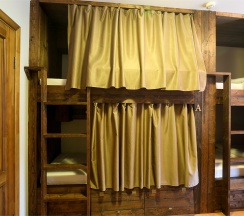 Кровать в шестиместном номере с ванной комнатой в Kdhostel