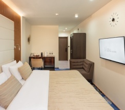 Стандарт с видом на город в V Hotel&Rooftop lounge