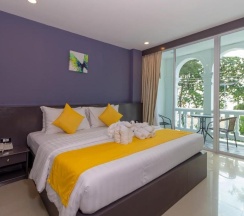 Двухместный номер Superior с балконом и с видом на море двуспальная кровать в Modern Living Hotel