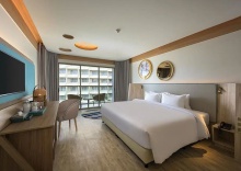 Двухместный номер Premier с балконом двуспальная кровать в Andaman Embrace Patong