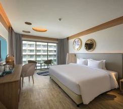 Двухместный номер Premier с балконом двуспальная кровать в Andaman Embrace Patong