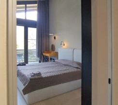 Семейный коттедж с балконом и с красивым видом из окна в Калайчев двор