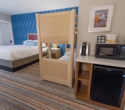 Четырёхместный номер корпус 1 с видом на город в Howard Johnson by Wyndham Anaheim Hotel and Water Playground