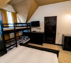 303 - Четырехместный мансардный номер с боковым видом на море в Азов Инн