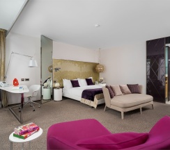 Номер Junior Suite SO Club, с видом на Вознесенский проспект – с большой двуспальной кроватью в So/Санкт-Петербург