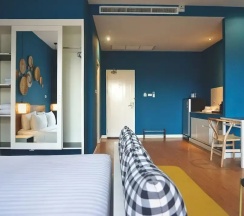 Двухместный номер Deluxe с видом на бассейн двуспальная кровать в Signature Phuket Resort