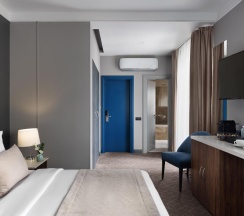 Номер стандарт с 1 двуспальной кроватью и балконом (вид во двор) в Hartwell hotel