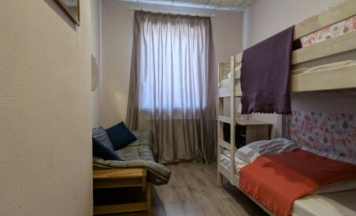 Кровать в женском двухместном номере в Maestro Hostel