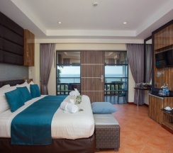 Семейный номер Deluxe с балконом и с видом на море в Отель Royal Beach Boutique Resort & Spa