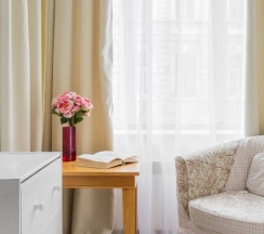 Двухместный номер с эркером и общей ванной комнатой (дабл или твин) в Алиса