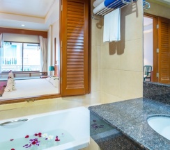 Двухместный номер Deluxe с балконом двуспальная кровать в Karon Princess Hotel