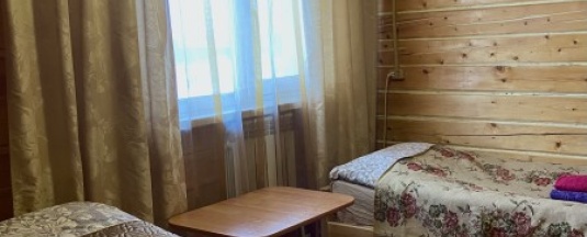 Номер с одной большой и одной обычной кроватями в Русская изба