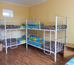 Номер эконом семейный с 1 односпальной и 1 двухъярусной кроватью в Лайнер