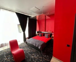 Красный номер в Hotel Black out