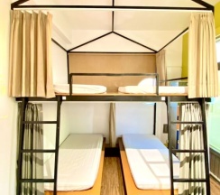 Кровать в общем номере с балконом в Bayhouse Hostel Penghu