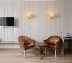 Семейный Полулюкс с 1 двуспальной и 1 односпальной кроватями в Ka Royal Hotel Boutique