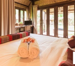 Коттедж с красивым видом из окна в Azalea Village Wellness Resort