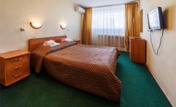 Двухкомнатный с 1 двуспальной кроватью в Металлург