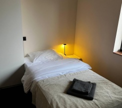 Кровать в 3-местном общем мужском номере в Прусс