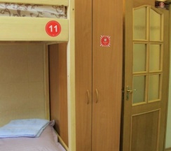 Кровать в общем номере с красивым видом из окна в Like room