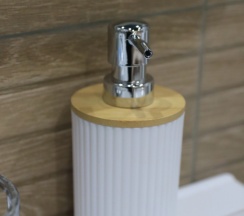 Двухместный семейный люкс с балконом и с красивым видом из окна двуспальная кровать в Вилла Абхазия