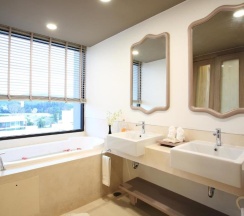 Двухместный номер Deluxe с видом на бассейн двуспальная кровать в Proud Phuket