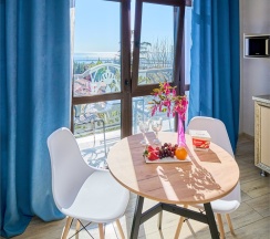 Студия Панорамная улучшенная с балконом, мини кухней и видом на город и море в Амбассадор