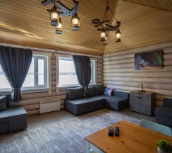 Домик на берегу озера в Огни Имандры