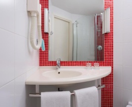 Номер стандарт с 1 двуспальной кроватью в Ibis Москва центр Бахрушин