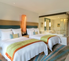 Четырёхместный номер Guest с балконом и с видом на залив в Renaissance Phuket Resort & Spa