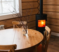 Коричневый дом с видом на озеро в Forrest Lodge Karelia