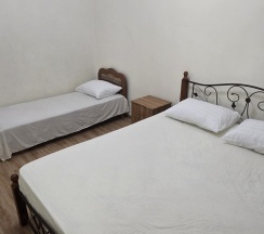 Комната стандарт с 3 односпальными и 3 двуспальными кроватями в Саймон