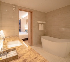 Люкс Pool Access Grand с 2 комнатами в The Marin Phuket