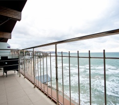 Двухкомнатный люкс с балконом и видом на море (одна кровать 160 см, диван 140 см) 3* в Golden hills