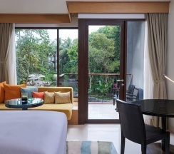 Двухместный номер Guest с балконом и с видом на залив двуспальная кровать в Renaissance Phuket Resort & Spa