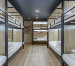 Общий мужской 10 местный номер верхние кровати в На Рубле