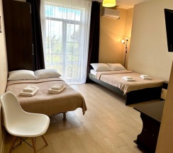 Двухместный семейный номер Superior с балконом и с красивым видом из окна двуспальная кровать в Людмила